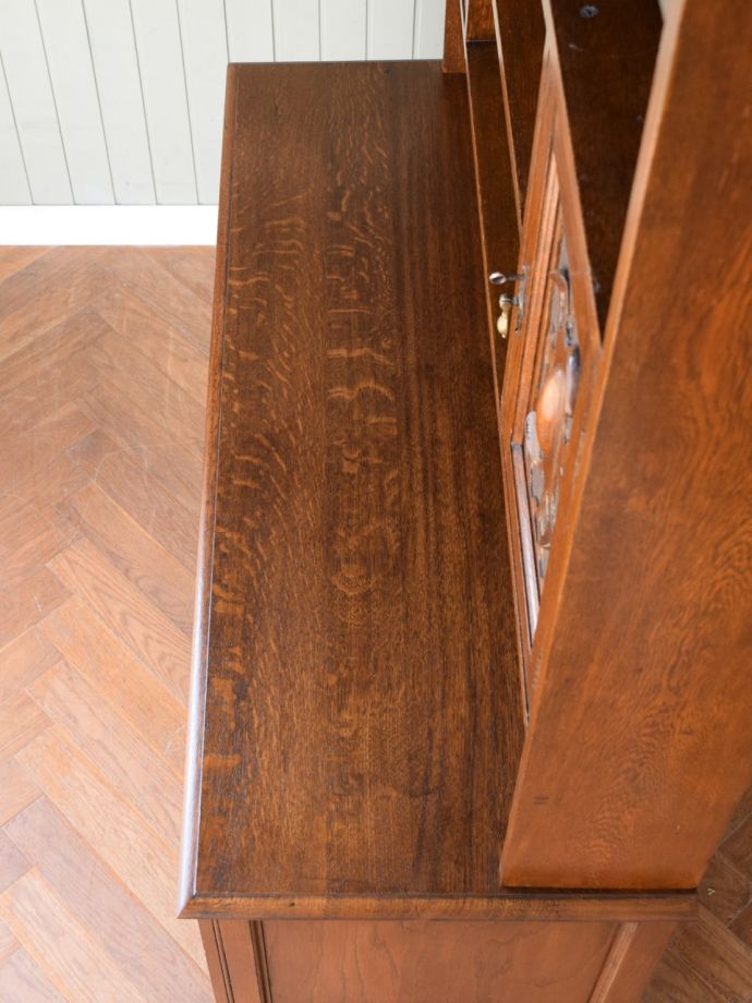 アンティークのオープンシェルフの天板