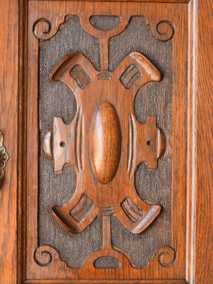 英国アンティーク家具らしい装飾