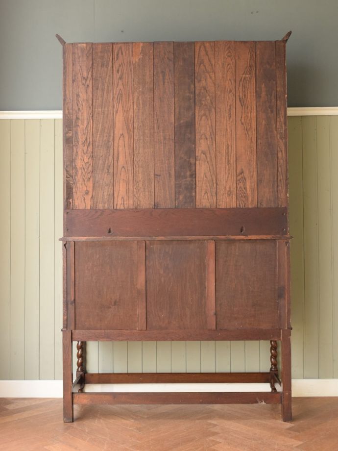 キャビネットの後ろ姿