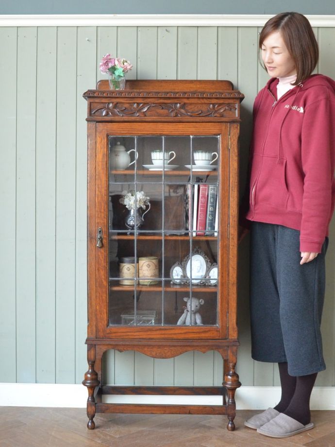 英国アンティークのガラスキャビネット