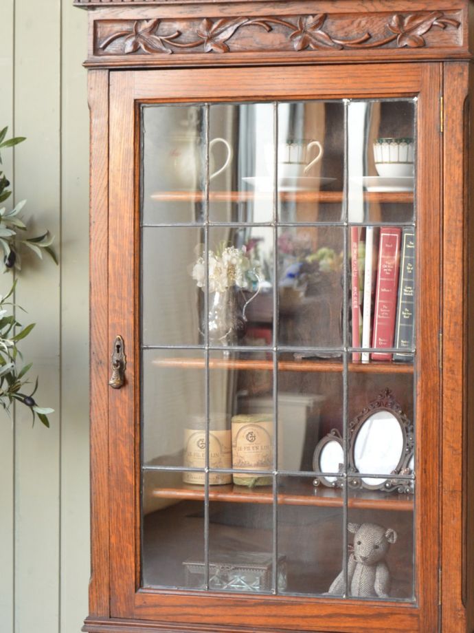 アンティークのステンドグラスの扉