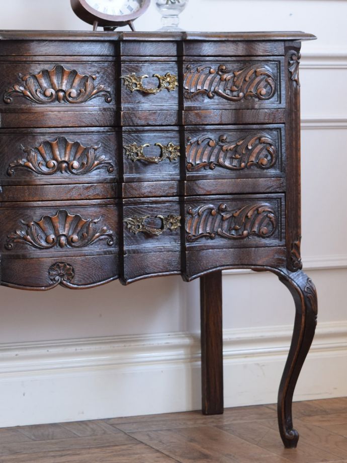 フランスの家具らしい美しいフォルム