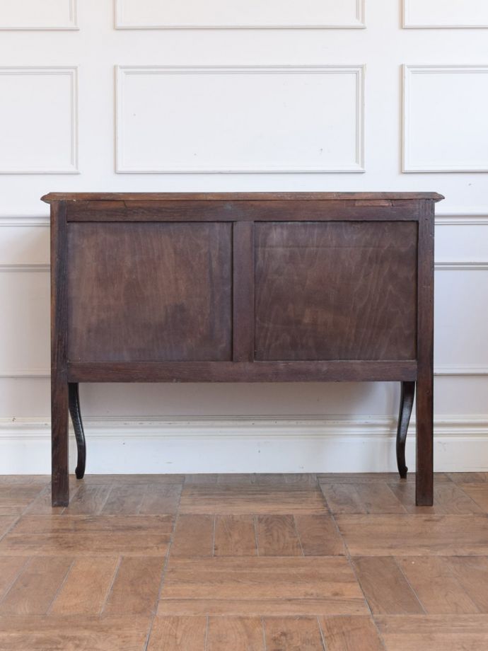 チェストの後ろ姿