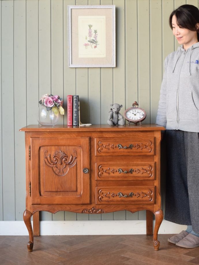 フランスの優雅なサイドボード