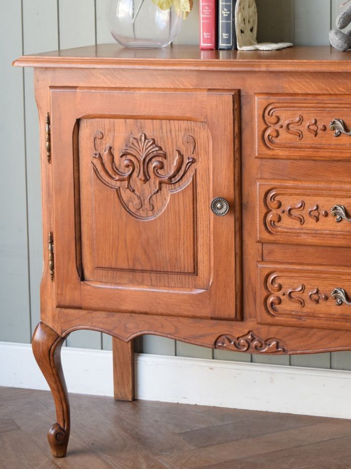 フランスのアンティークらしい美しい彫