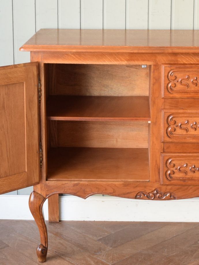 アンティークのサイドボードの扉の中