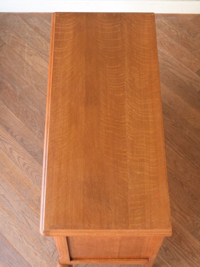 アンティークのサイドボードの天板