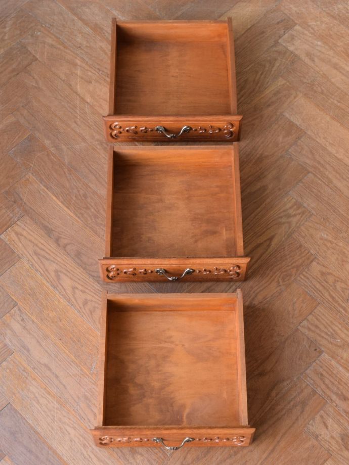 サイドボードの引き出しの中