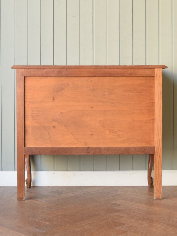 サイドボードの後ろ姿