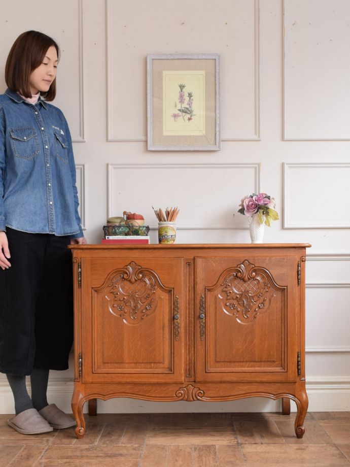 フランスの優雅なサイドボード