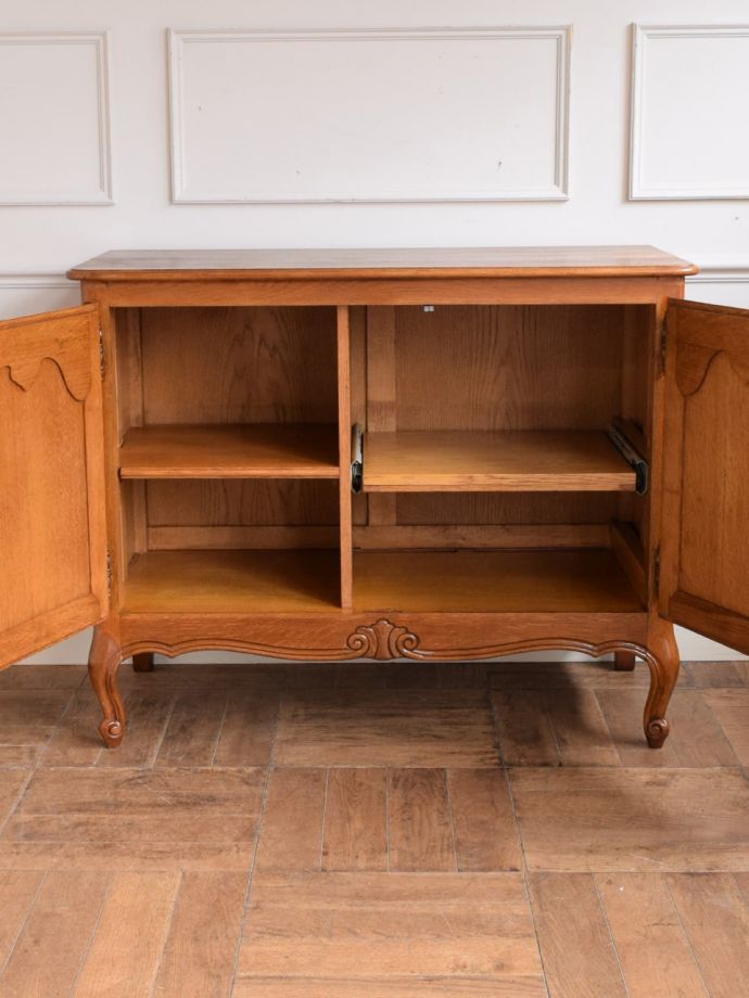 アンティークのサイドボードの扉の中