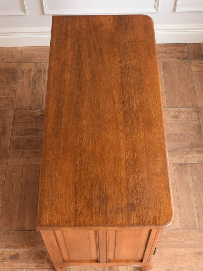 アンティークのサイドボードの天板