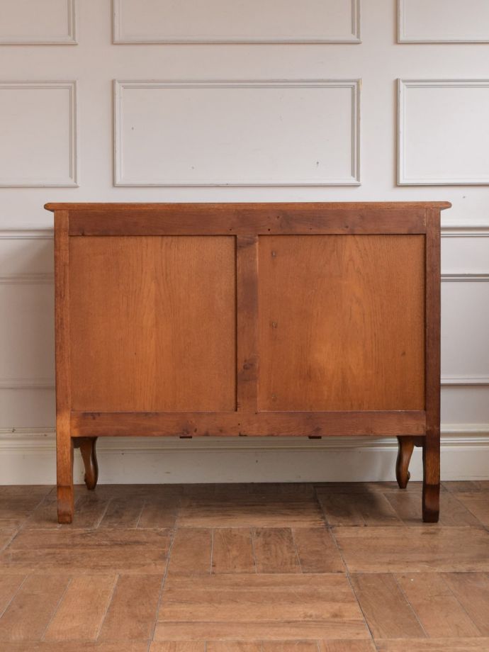 サイドボードの後ろ姿 