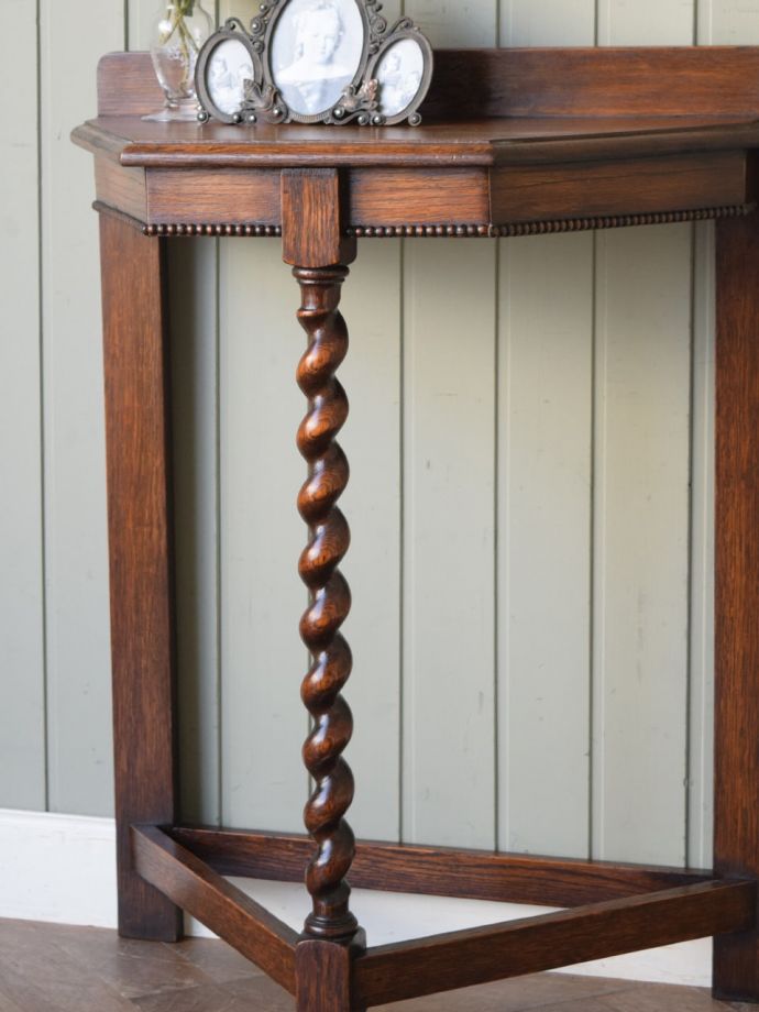アンティーク家具らしさが漂うコンソールテーブル