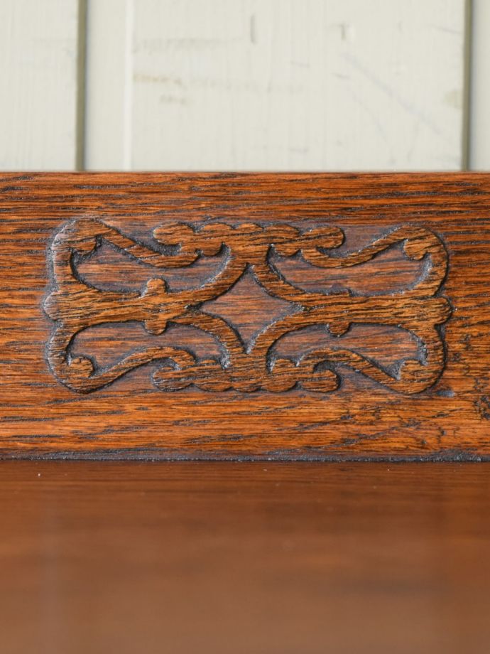 英国アンティーク家具らしい装飾