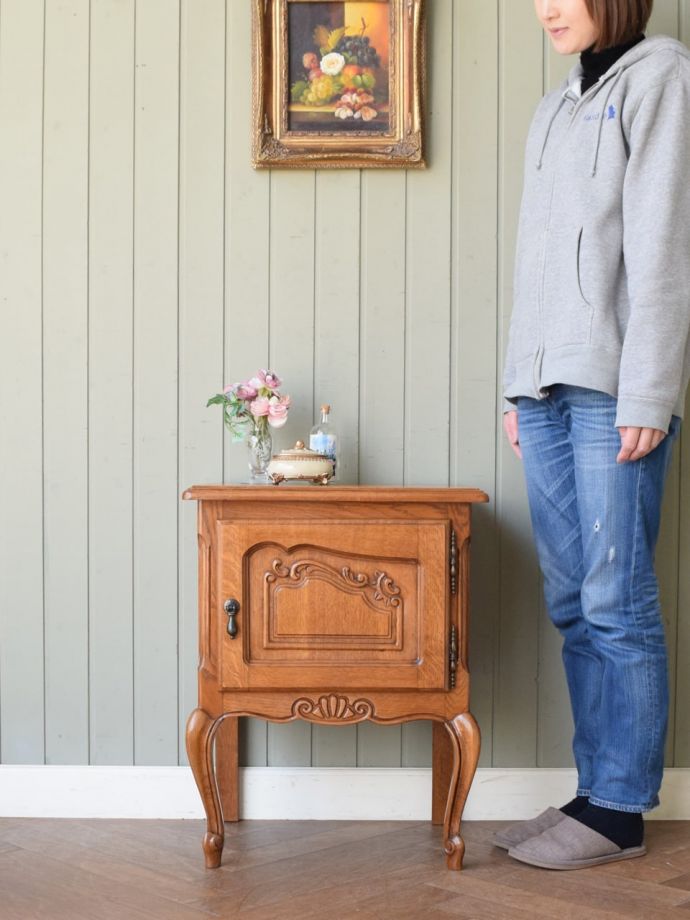 フランスの優雅なサイドキャビネット