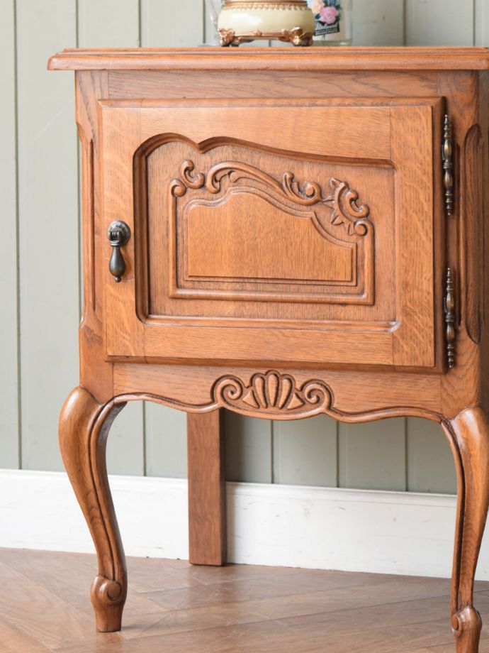 フランスのアンティークナイトテーブル