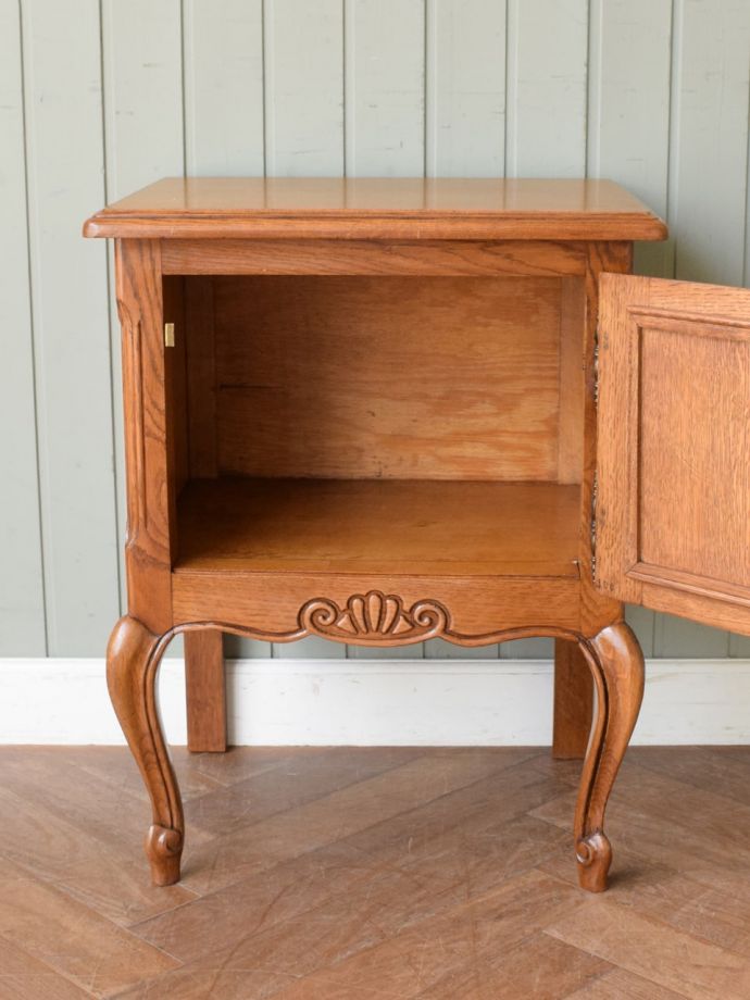 アンティークのサイドキャビネットの扉の中