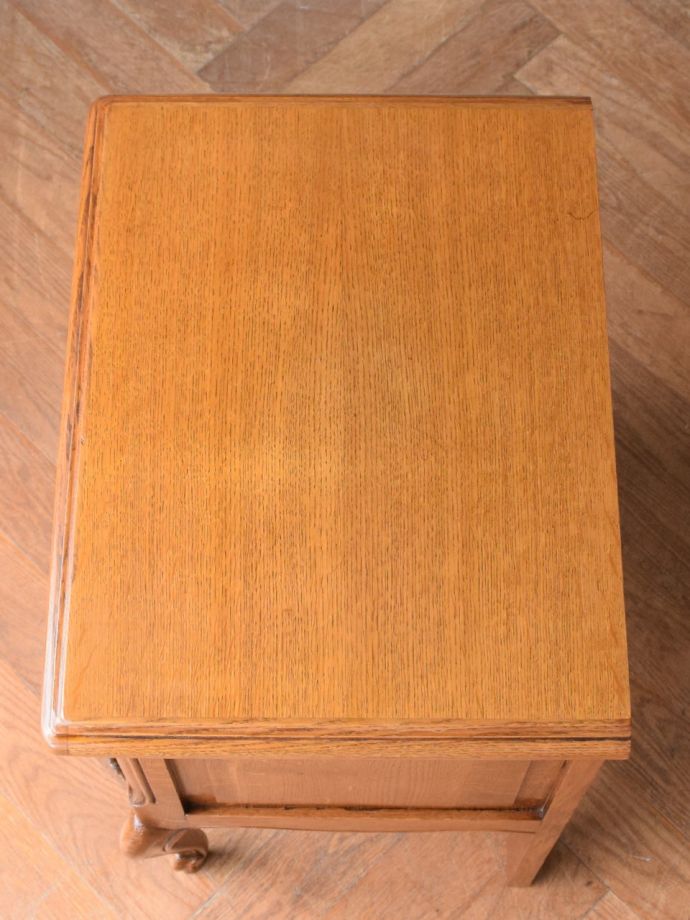 アンティークのサイドキャビネットの天板