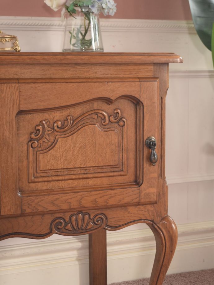 フランスのアンティークらしい美しい彫