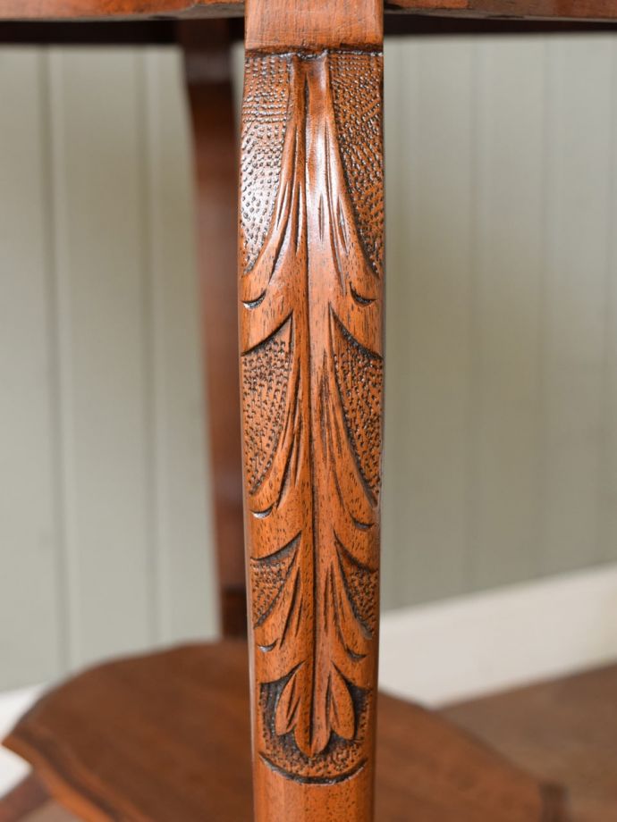 英国アンティーク家具らしい装飾