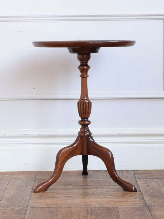 アンティークコーヒーテーブルの側面