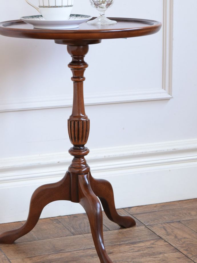 英国スタイルのアンティークテーブル