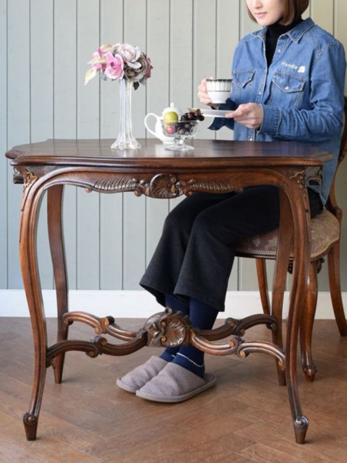 フランスアンティークのテーブル