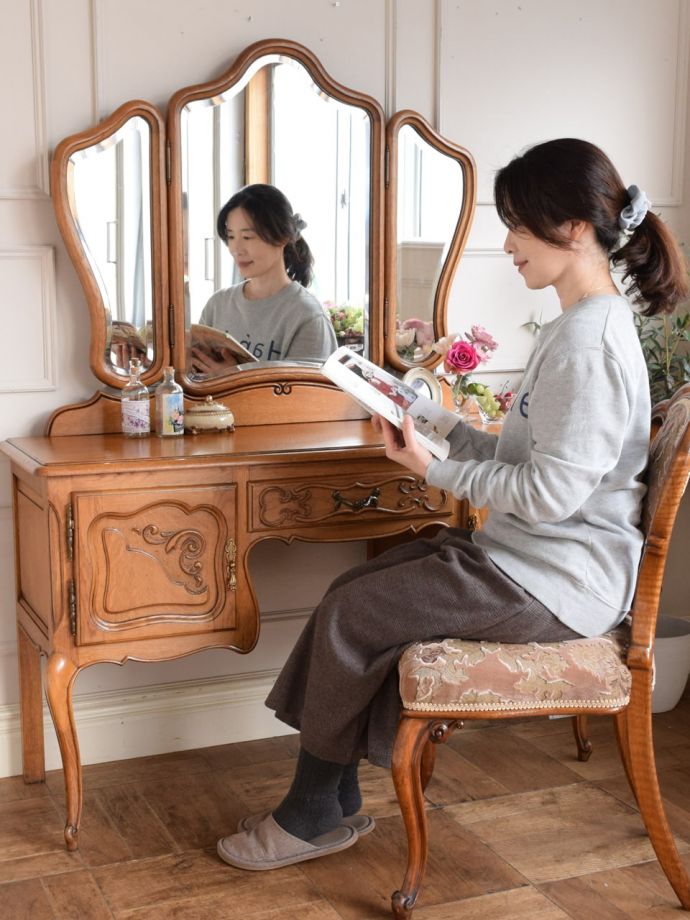 便利に使えるアンティークのドレッサー