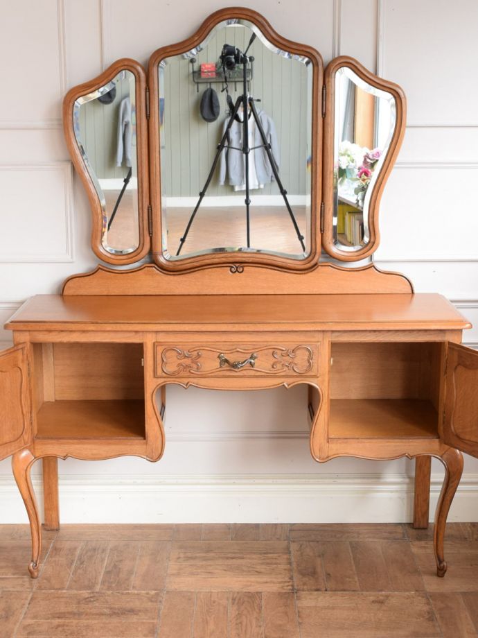 アンティークのドレッサーの扉の中