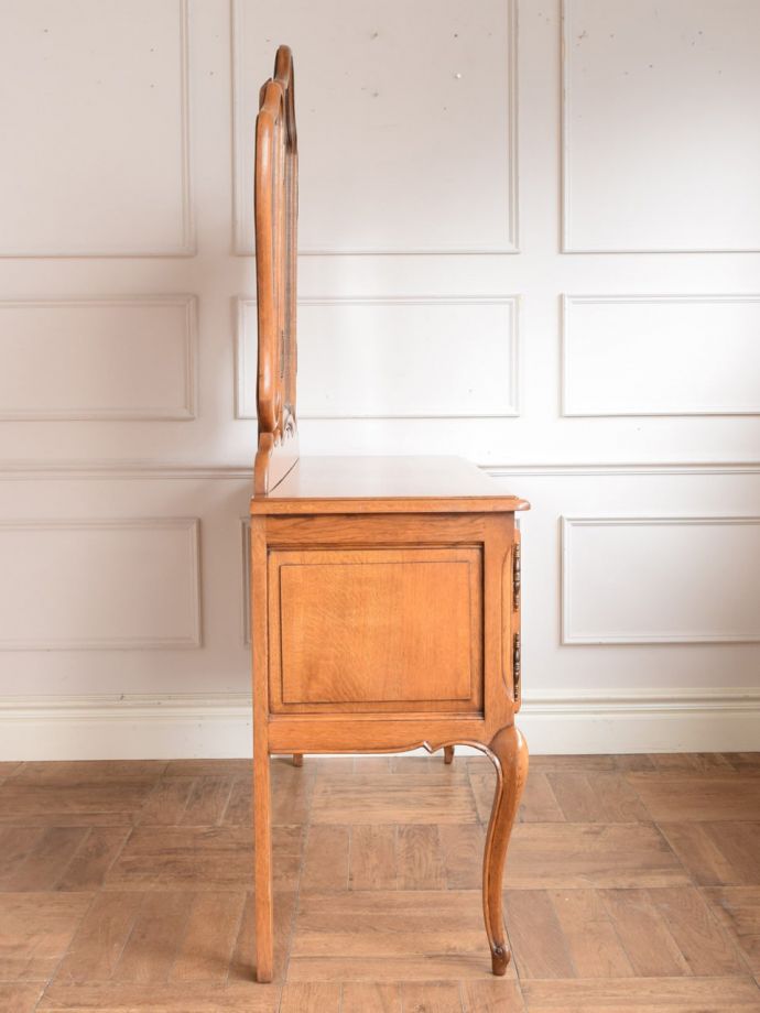 ドレッサーの側面