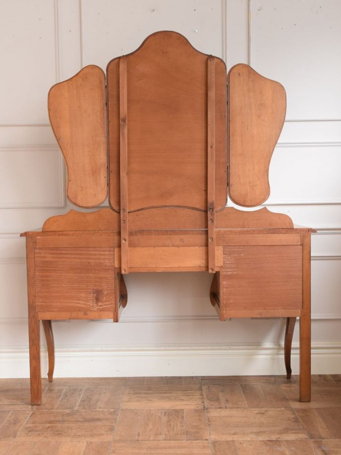 ドレッサーの後ろ姿