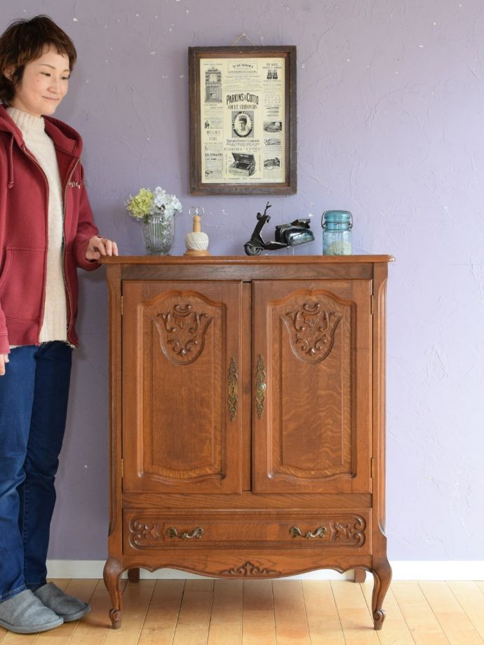 フランスの優雅なサイドボード