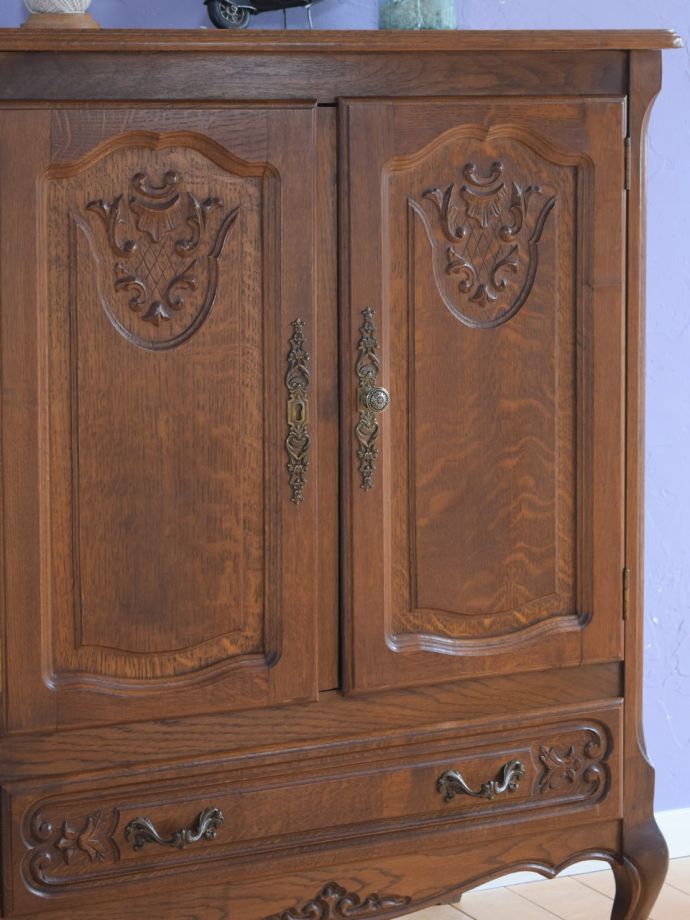 フランスアンティークらしい美しい彫