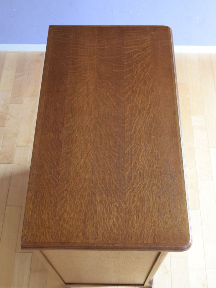 アンティークのサイドボードの天板