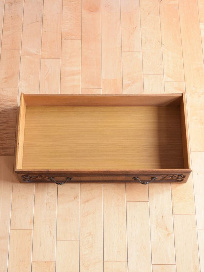 サイドボードの引き出しの中