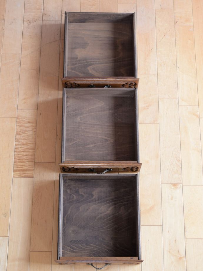 サイドボードの引き出しの中