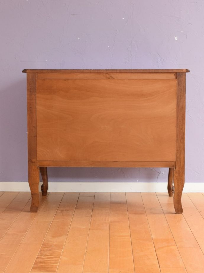 サイドボードの後ろ姿