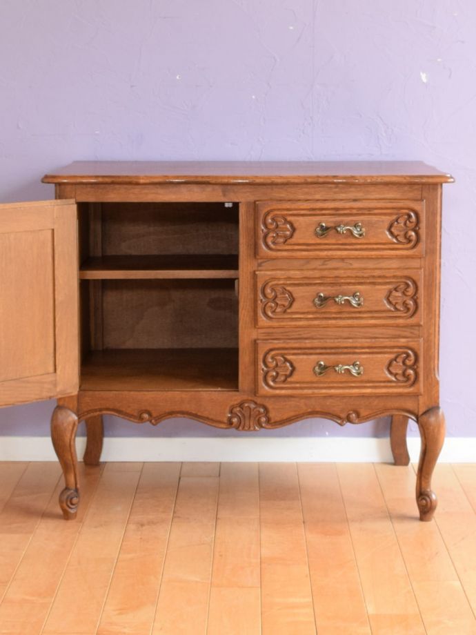 アンティークのサイドボードの扉の中