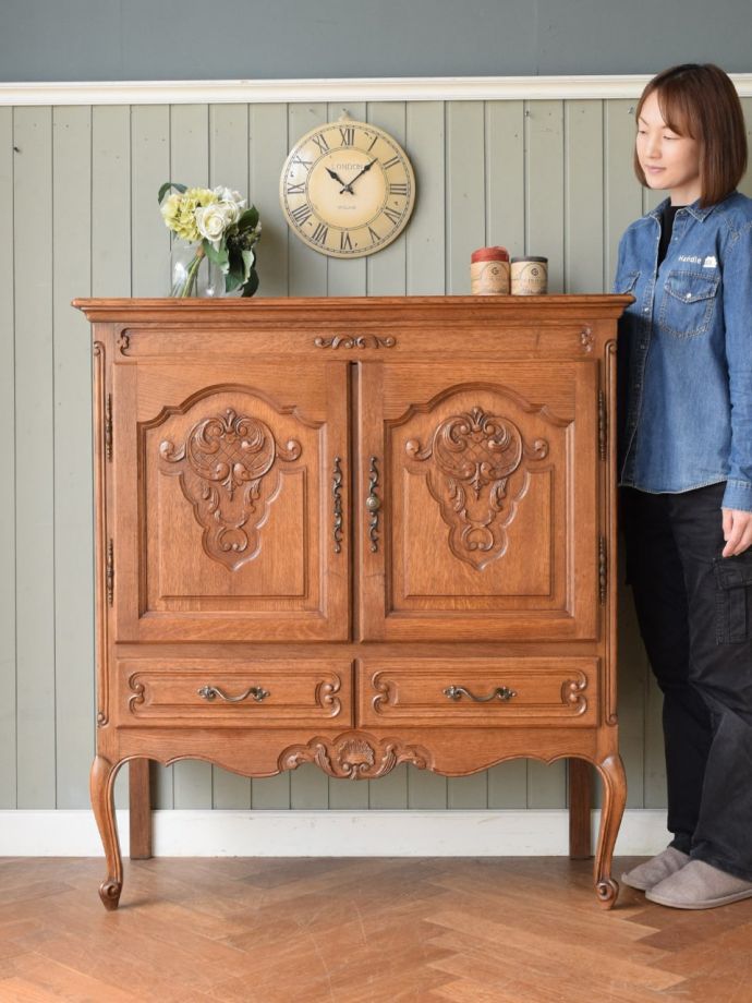 フランスの優雅なサイドボード