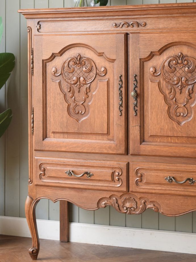 フランスアンティークらしい美しい彫