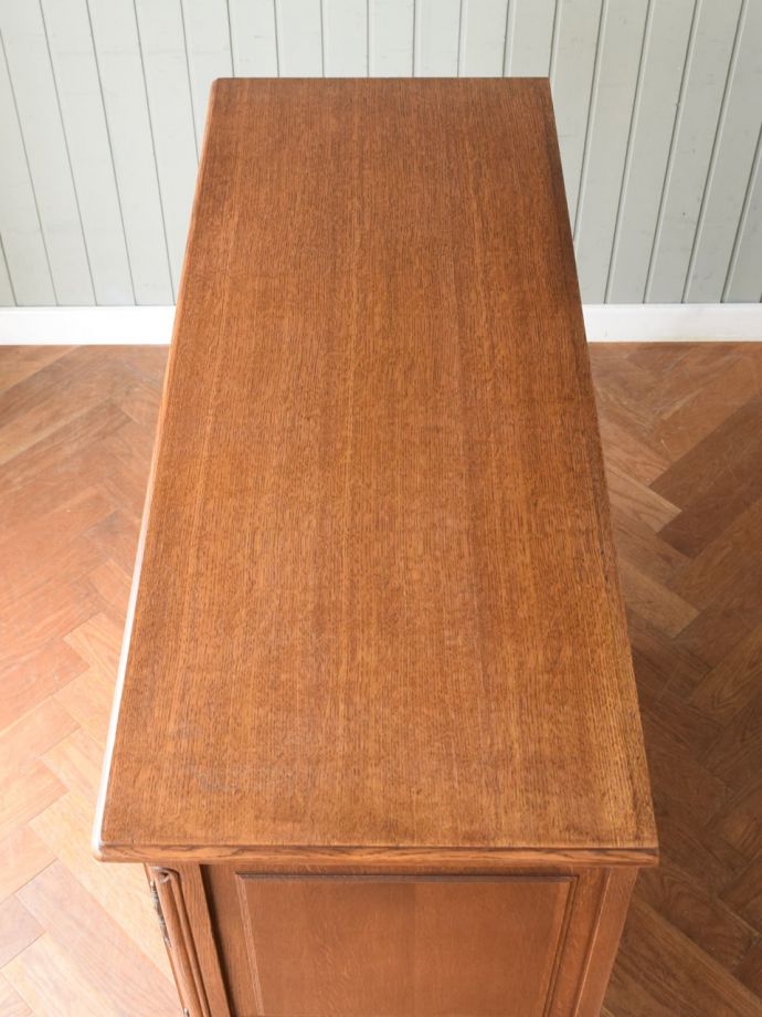 アンティークのサイドボードの天板