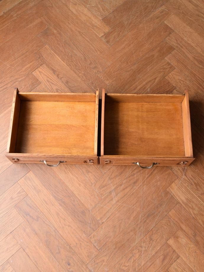 サイドボードの引き出しの中