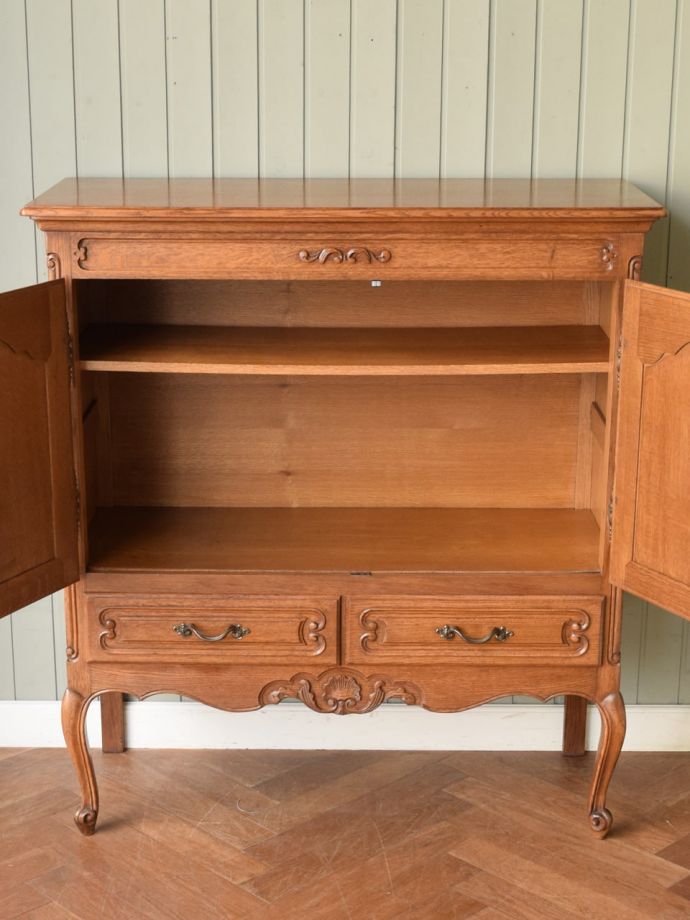 アンティークのサイドボードの扉の中