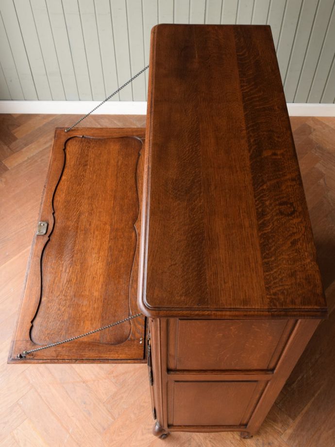 アンティークのサイドボードの天板