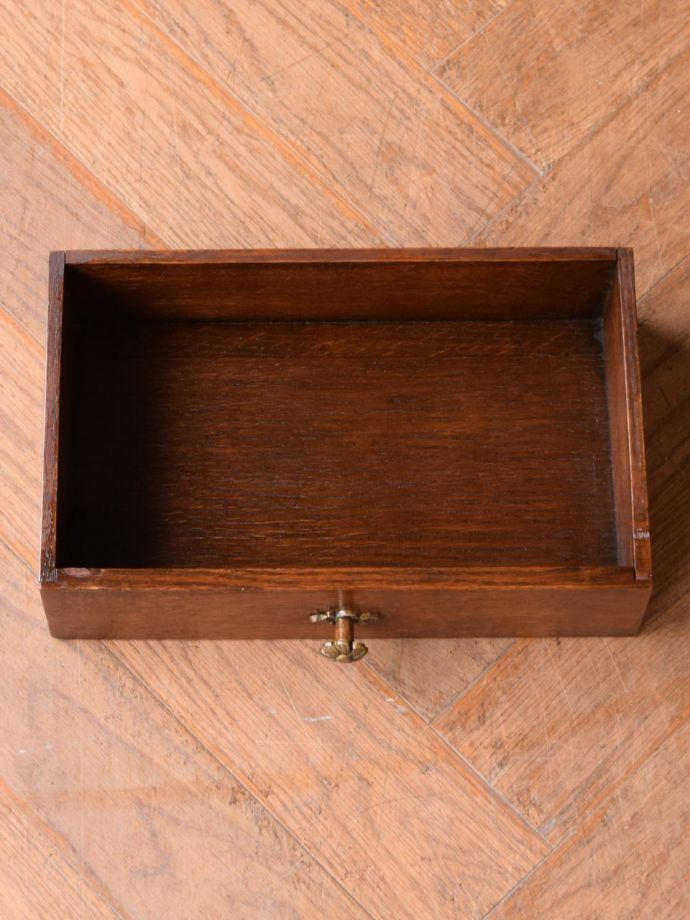 サイドボードの引き出しの中