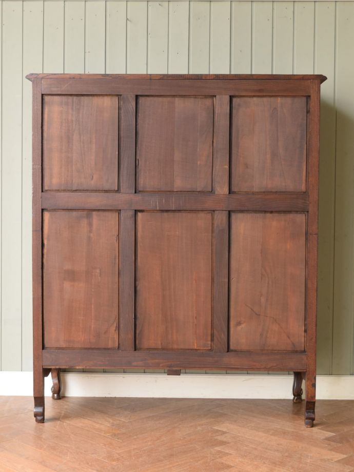 サイドボードの後ろ姿