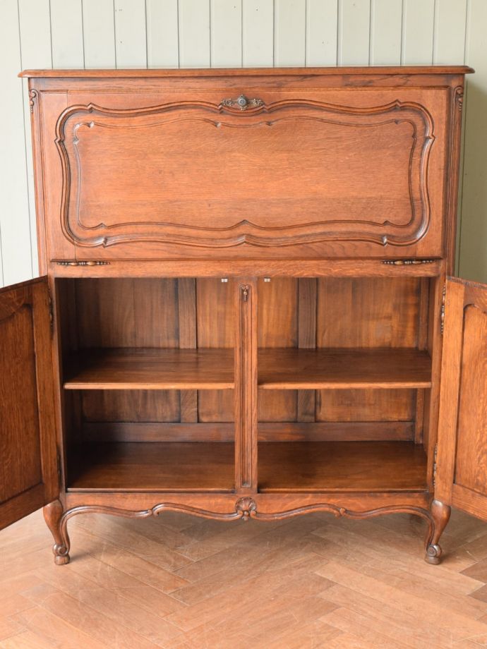 アンティークのキャビネットの扉の中