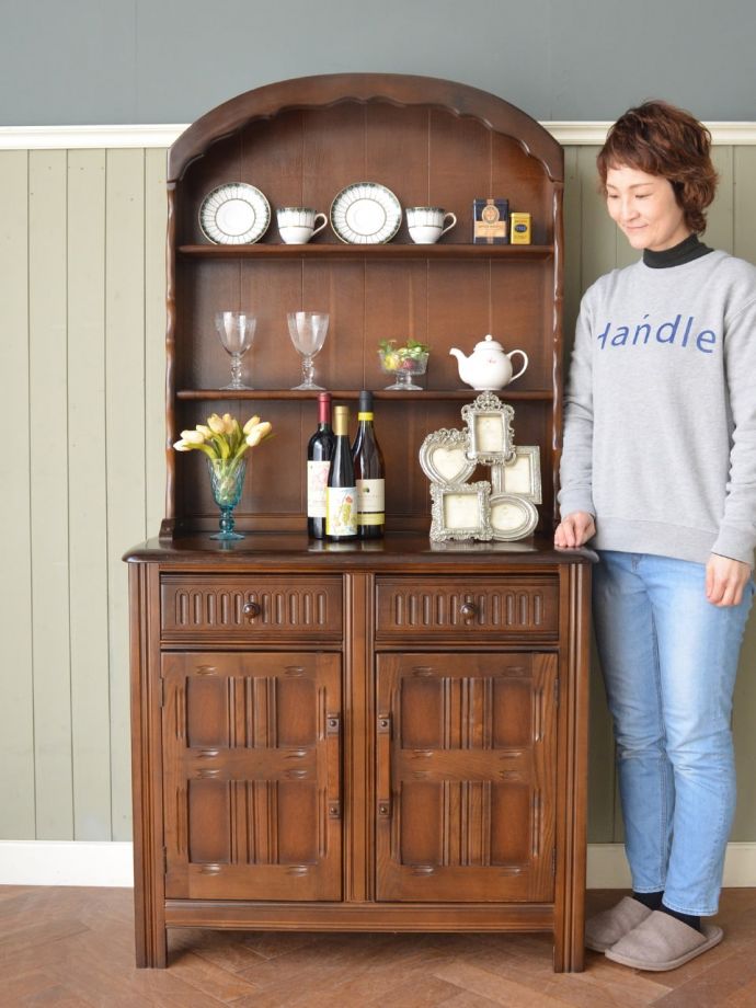 アンティークのオープンシェルフキャビネット