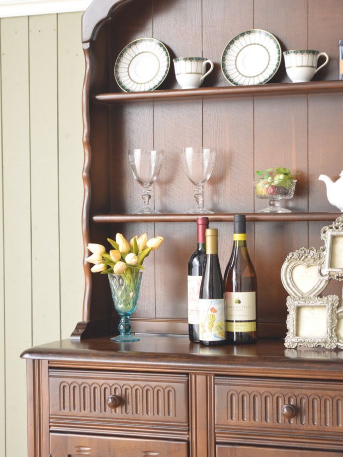 アンティーク家具らしさが漂うオープンシェルフ